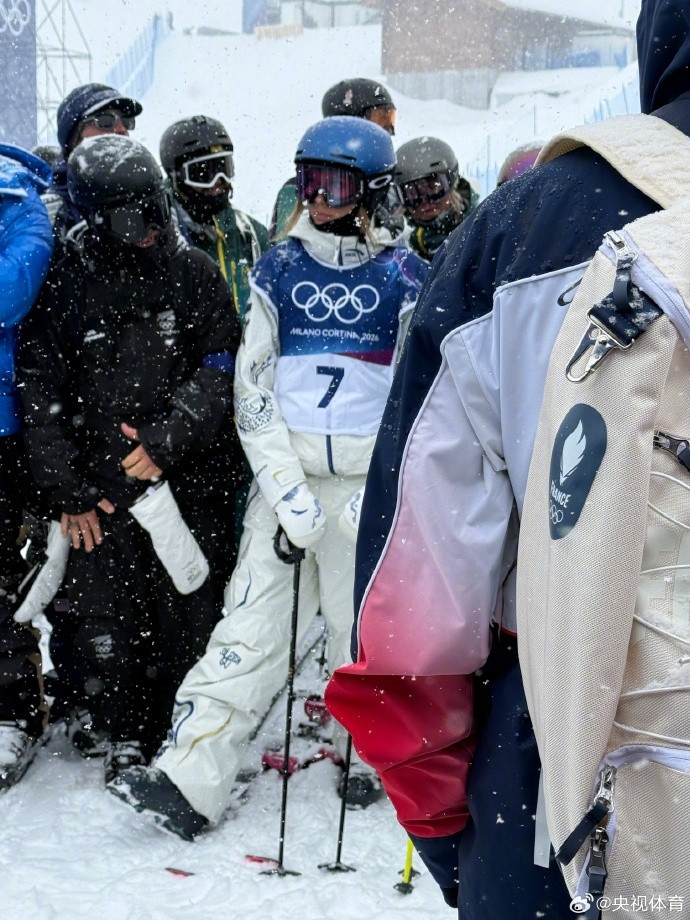 #谷爱凌上身新战袍##谷爱凌米兰冬奥首训遇降雪#谷爱凌今日在利维尼奥雪上公园展