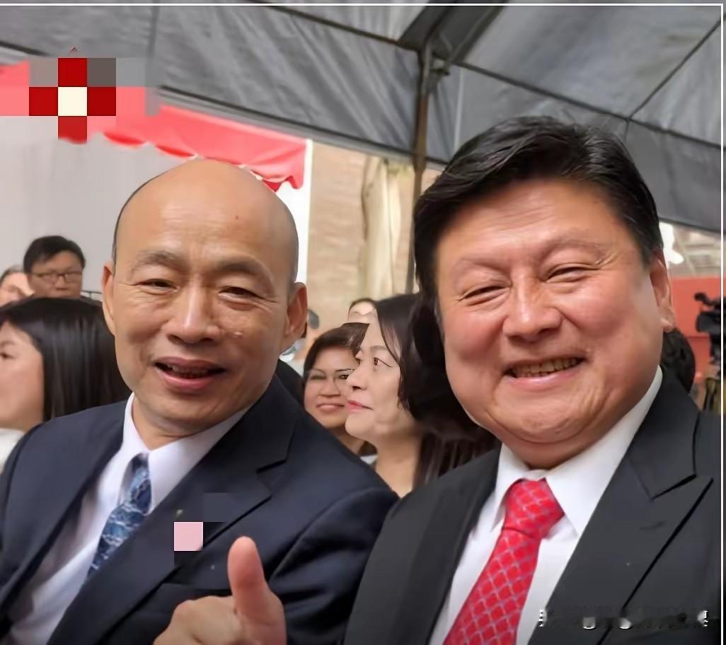渡尽劫波兄弟在，相逢一笑泯恩仇。韩国瑜和傅崐萁在“韩国瑜之怒”后的首次相见，氛围