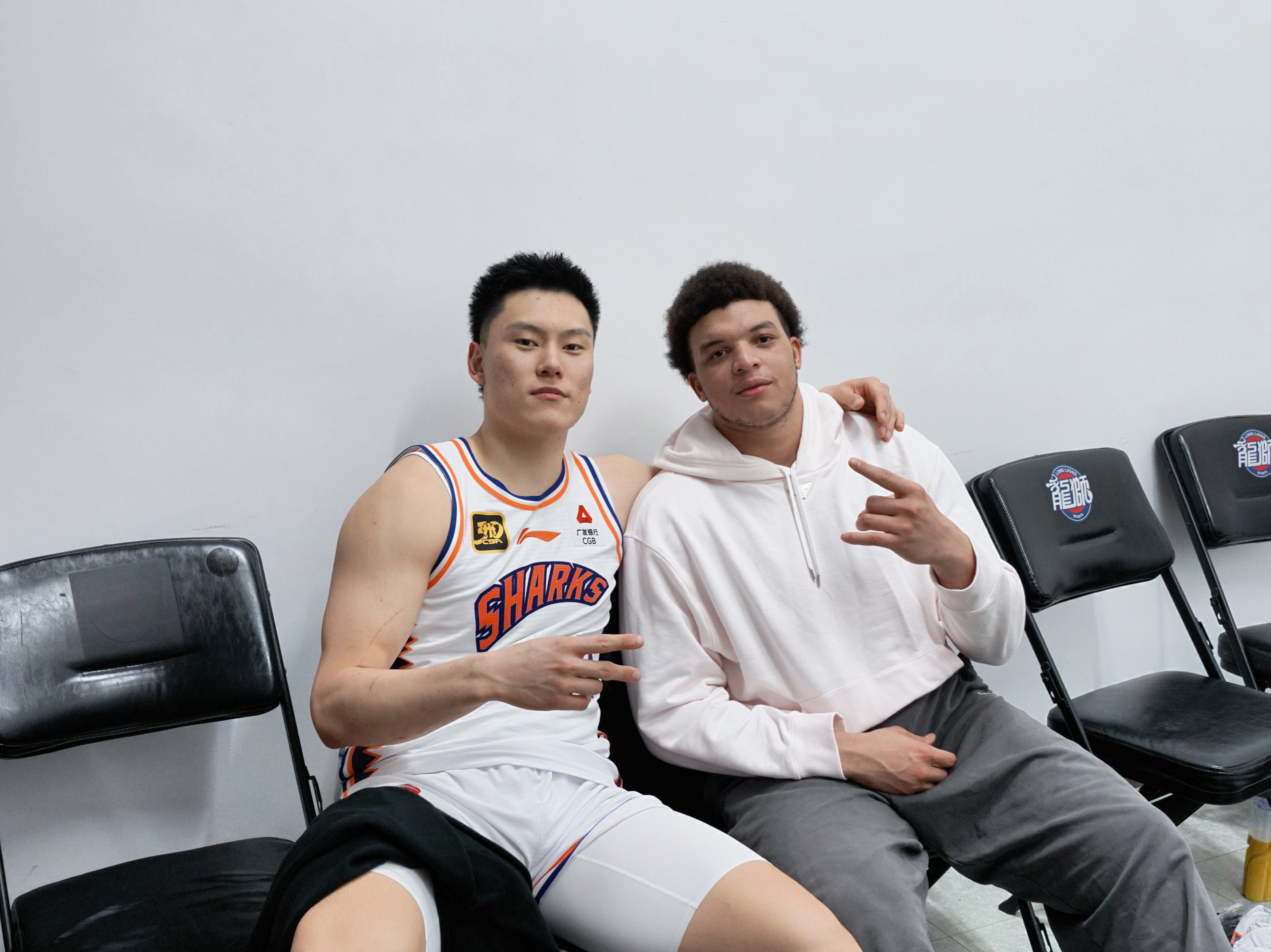 关于上海男篮我想聊几句胜利从不会凭空降临，所有荣光，皆因拼尽全力。上海男篮从上