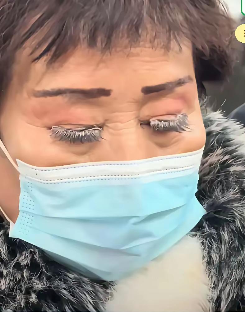 哈哈！大妈，你眉毛画的好有“个性”呀，不过你的假睫毛快掉了！地铁上偶遇这位老年