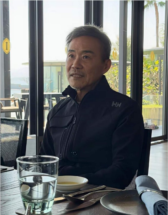 75岁王石和朋友聚餐，身材维持得挺好，不驼背弓腰，还挺显年轻的​​​