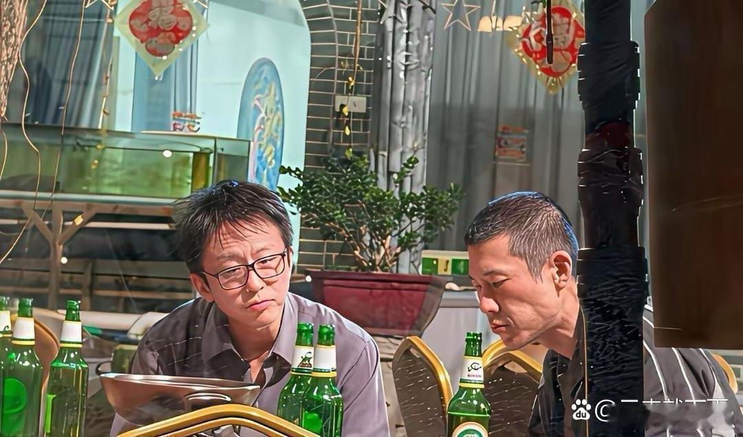 46岁邓超现身和友人吃饭，随性又自然，这才是中年男人该有的真实状态！