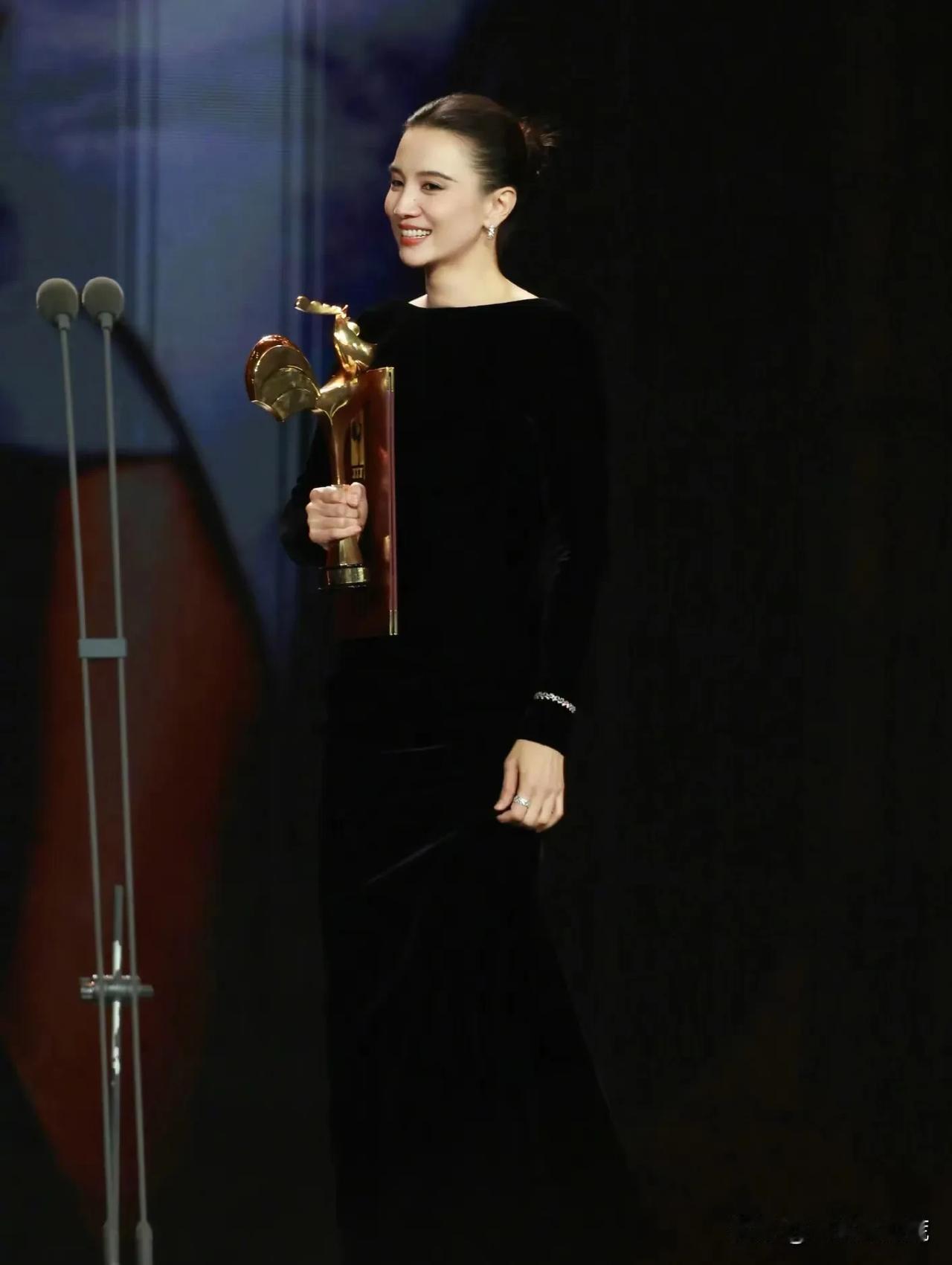 多读书真的有用，不信你看宋佳，她获得金鸡奖最佳影后，在台上的发言谦虚而又有内