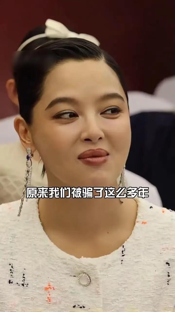 直到看到辛芷蕾的一张旧照，才终于明白她那3瓣唇是如何由来。原来我们被骗了这么多年