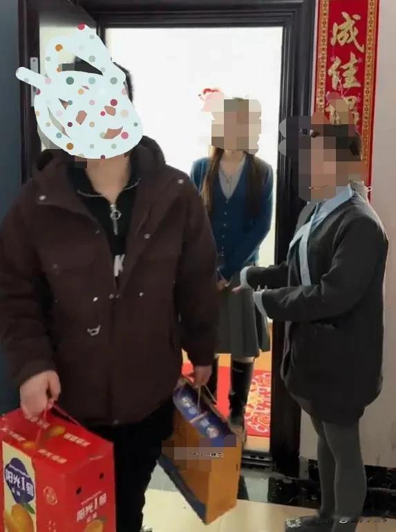 山东小伙相亲拿回自己送的礼品惹争议！济南小伙王强去女方家相亲被拒，刚聊了一会，