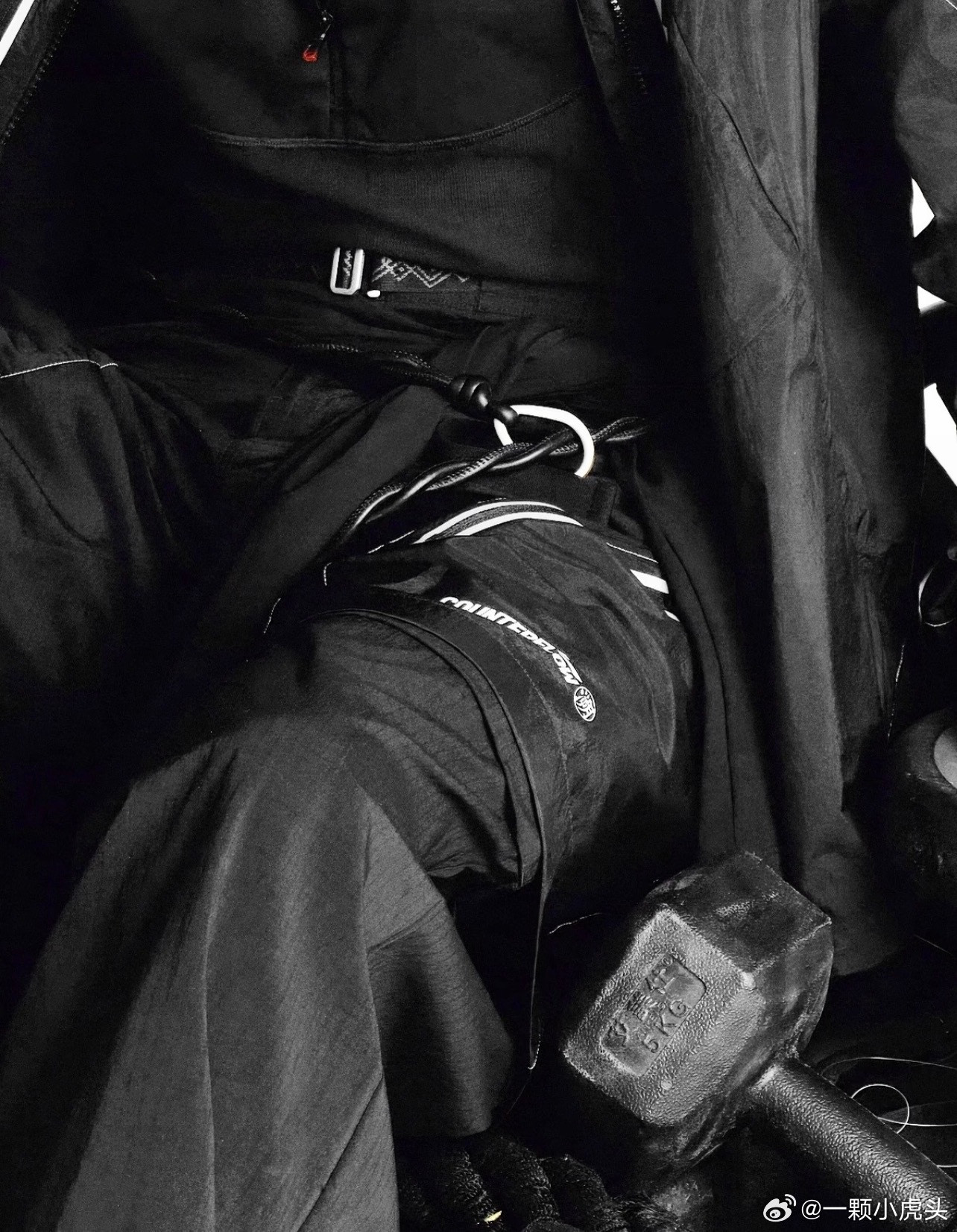 李宁又给肖战长裤套短裤了。