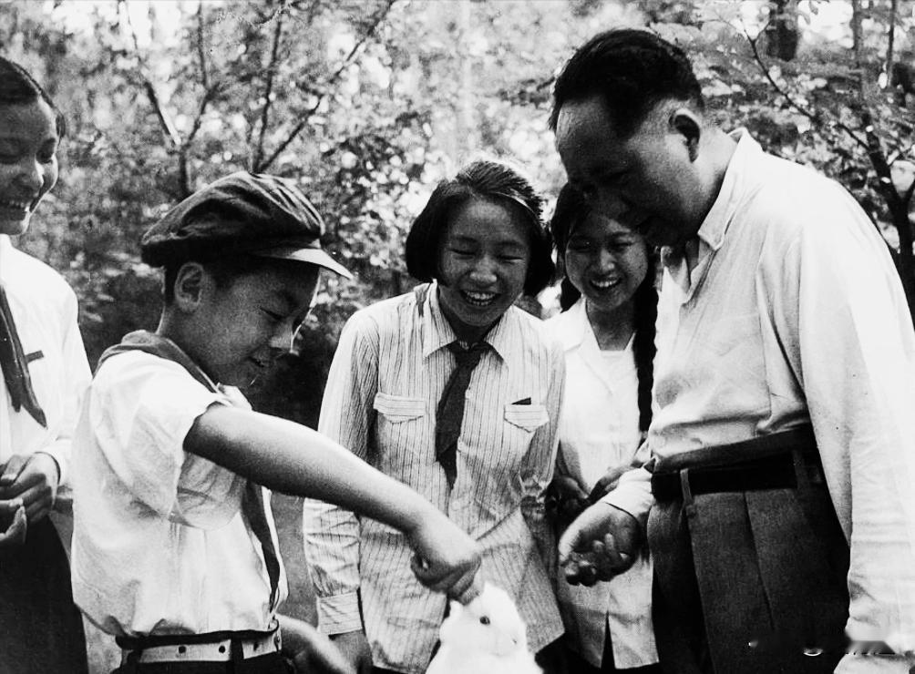 有人说，不要把人捧成神。这话在理，但话中有话，意中有意，是有所指。那就直说吧，