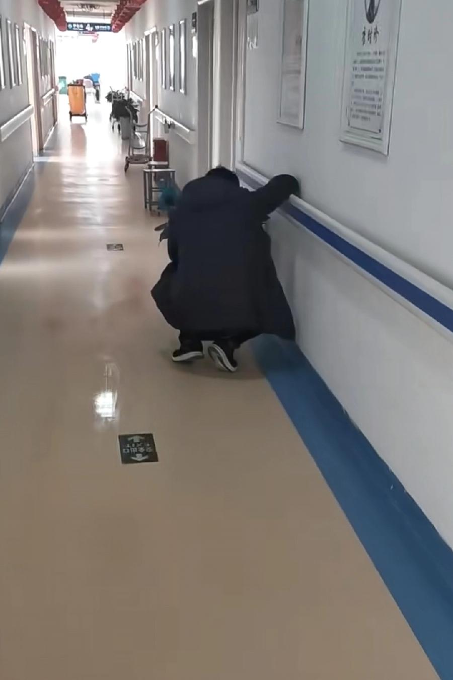 我们村出了一个“神仙女婿”，20年前跟老婆离婚，如今前岳父去世，他用“儿子”的身