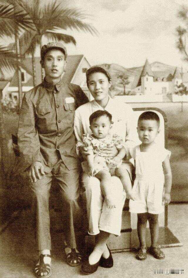1947年，30岁的解放军师长周志坚，迎娶19岁的女护士，谁知新婚当夜，周志坚却