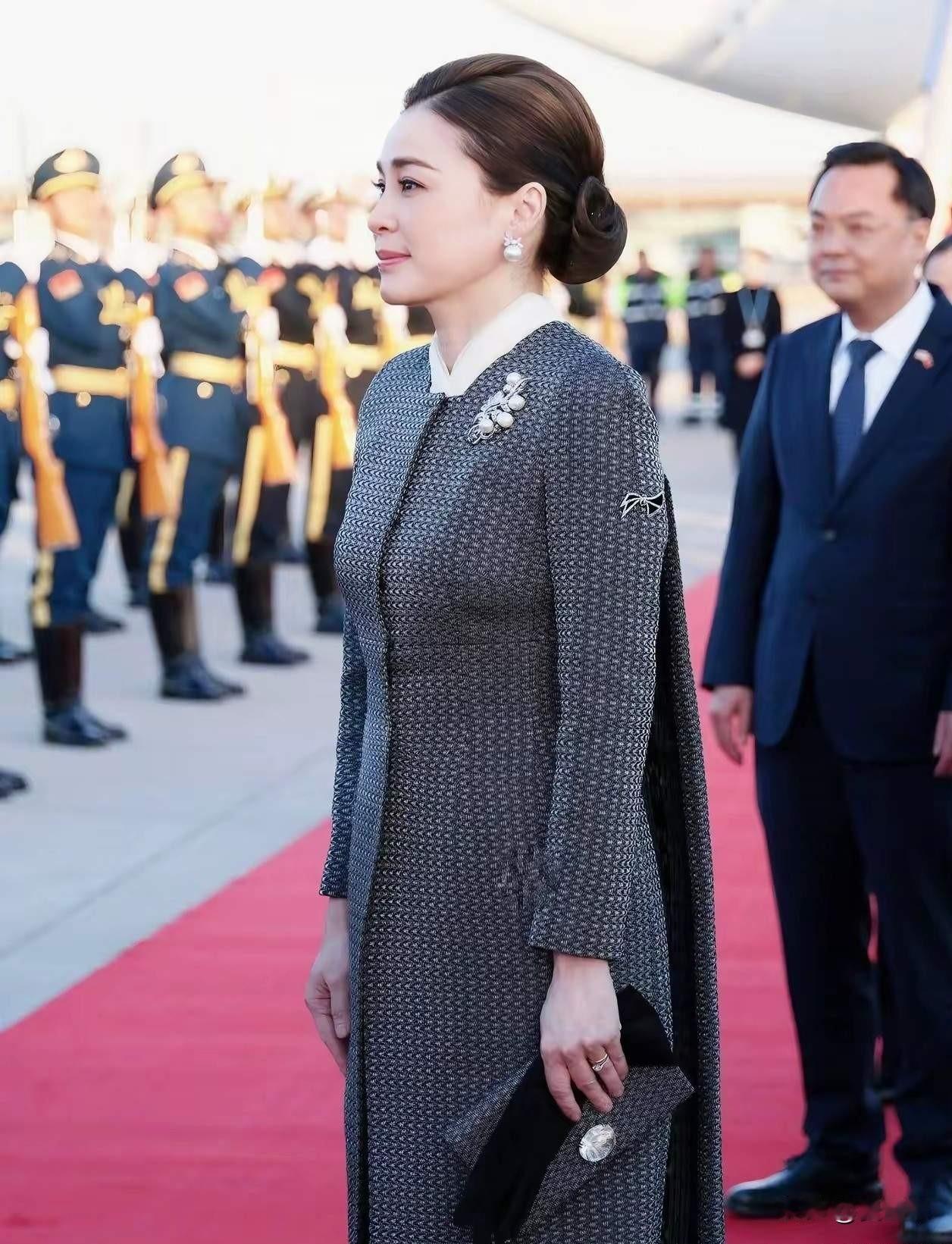 不得不说，泰国王后苏提达确实美得光彩照人，言行举止又优雅得体。今年跟着泰王