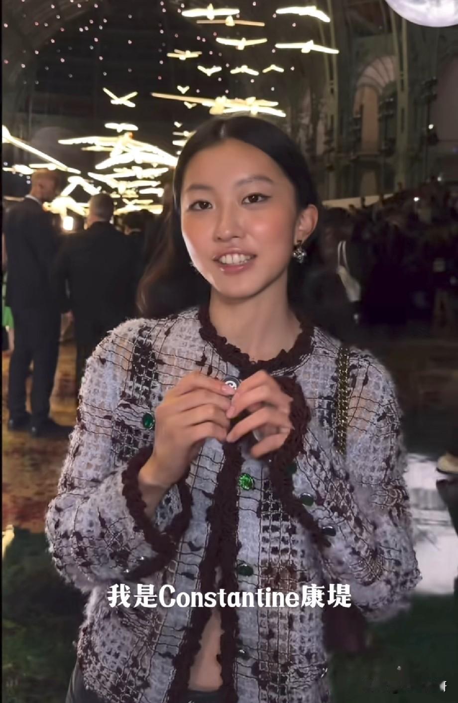 陈奕迅女儿陈康堤亮相时装周，大方接受采访，穿搭简约灵动巴黎时装周现场，陈奕