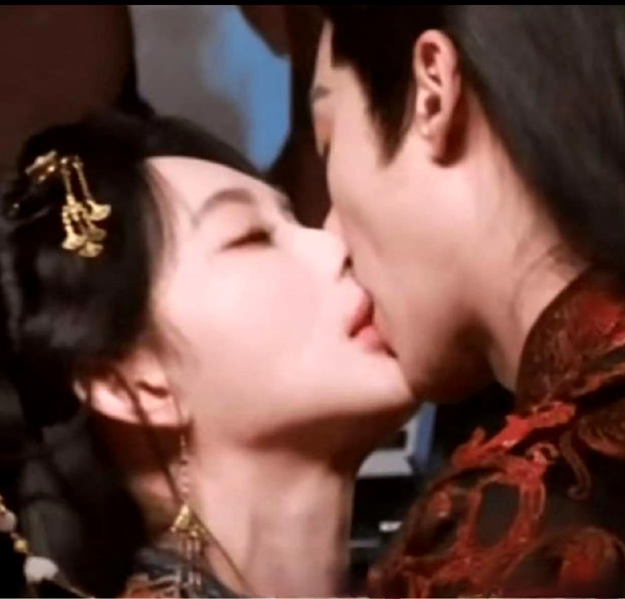 现在演员都这么敬业吗？孟子义和王鹤棣两人亲吻，有人分析这舌头是孟子义的，为了角