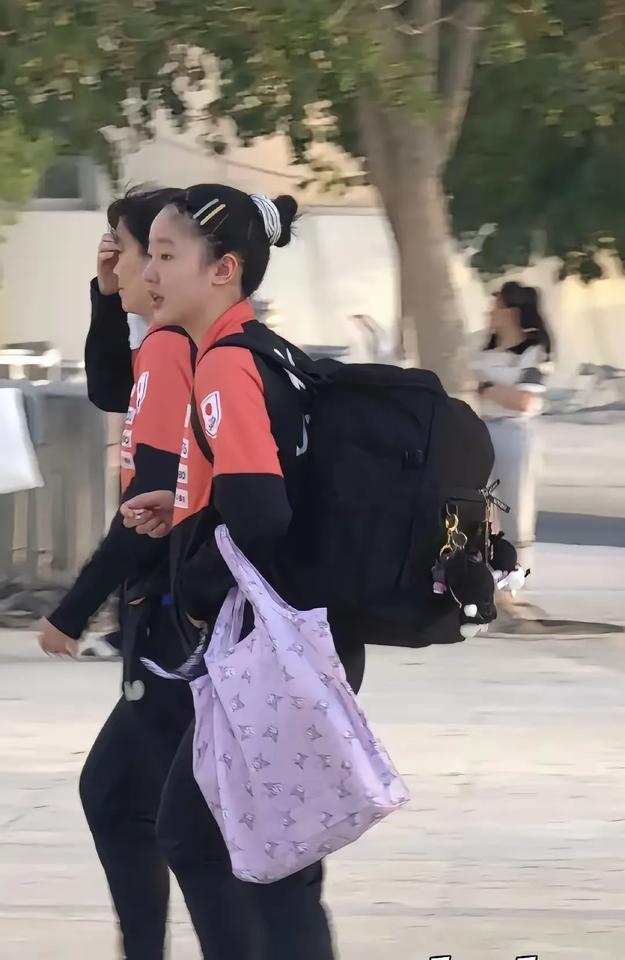 张本美和多哈来了，一家人出战，妈妈陪着她！有说有笑，心情不错，应该是准备的较充