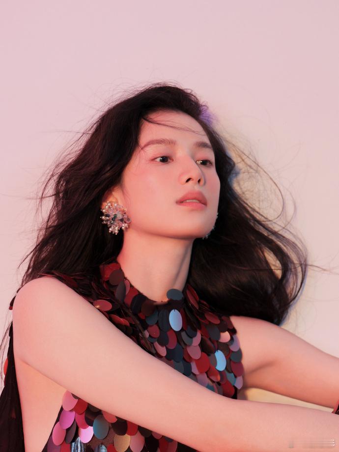 张婧仪亮片红色长裙张婧仪亮片红色长裙简直就是美的太有气场了吧，不管什么样的