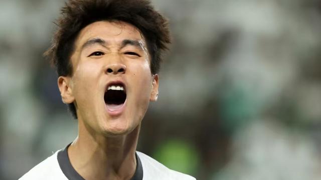 原来留着踢澳大利亚用:塞尔吉尼奥下场将踢前腰,解放韦世豪!