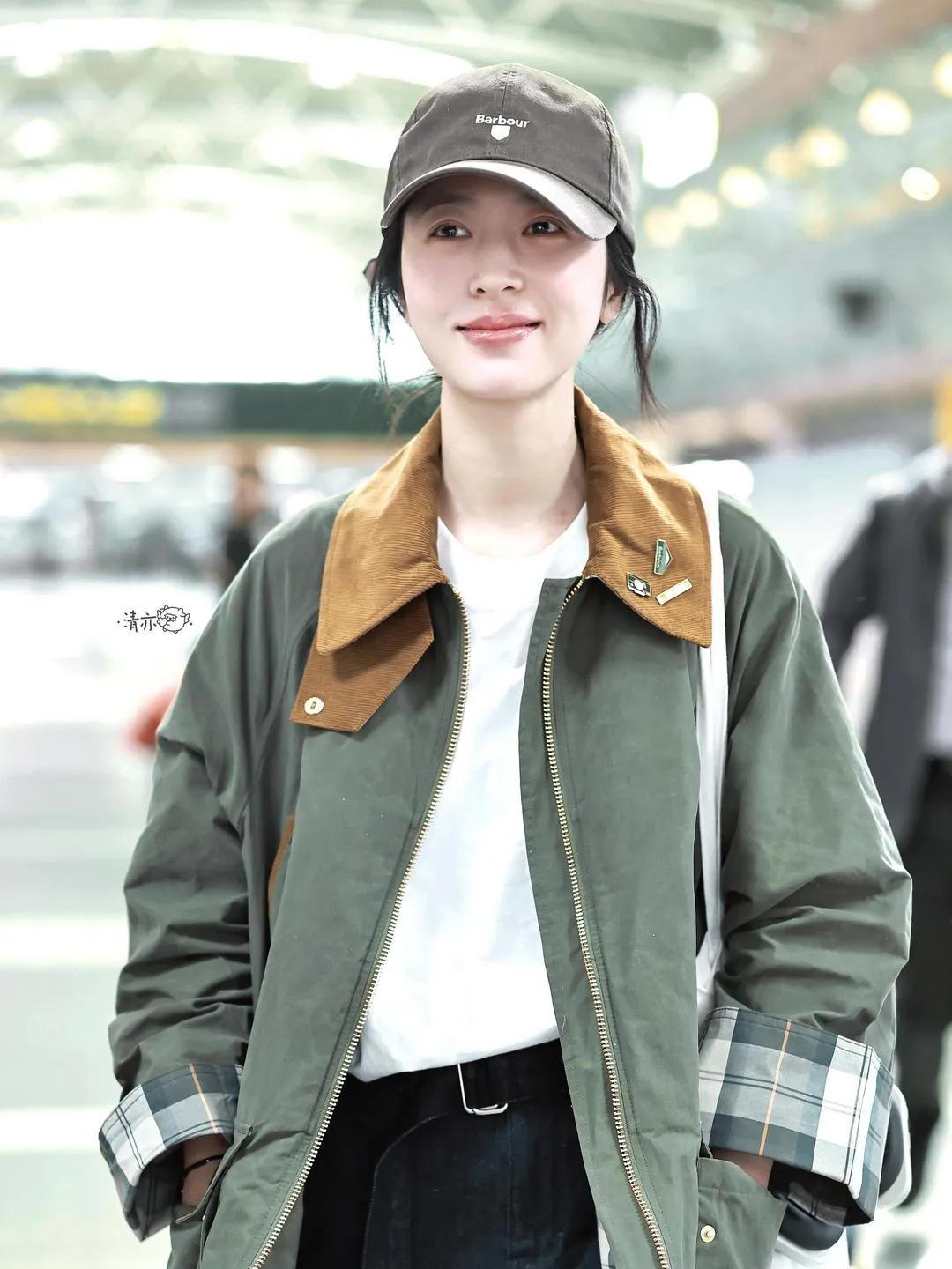 周雨彤的松弛感穿搭，真的越看越有味道💫军绿色外套自带随性，白T牛仔干净清爽