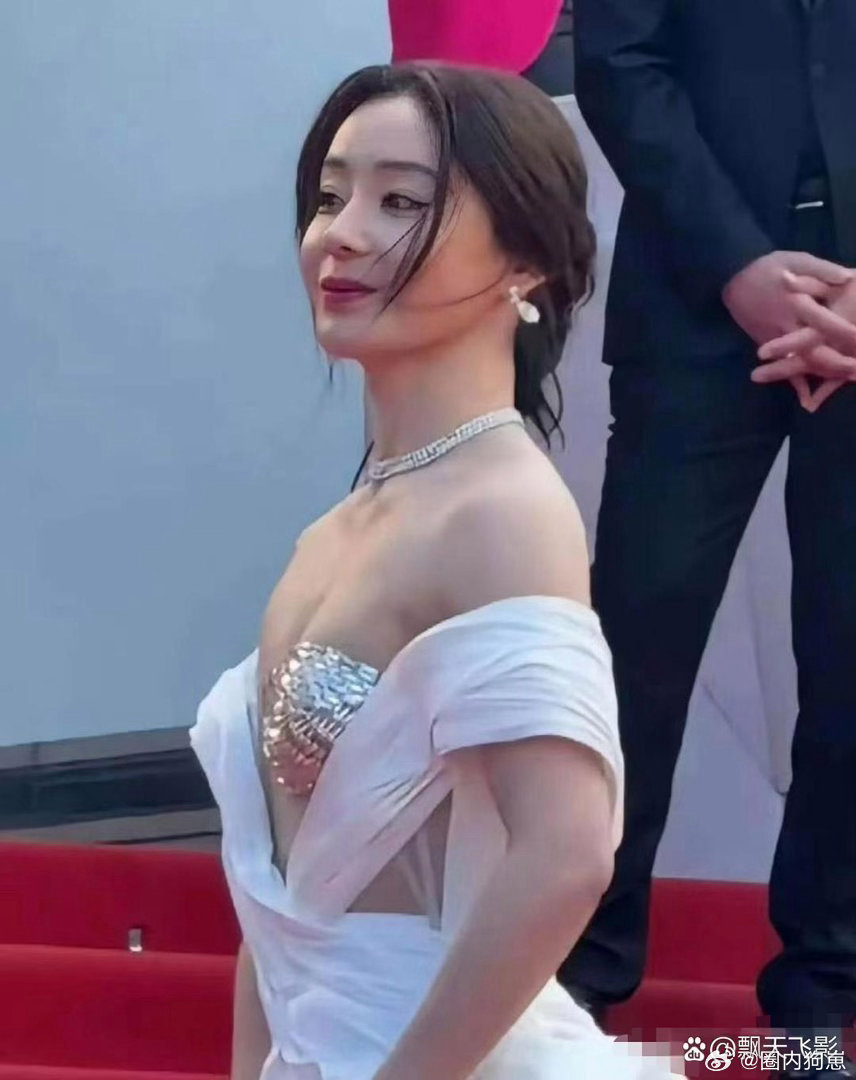 袁姗姗的小众穿搭造型吸睛，独特版型第一眼看上去宛如勺子，造型十分新奇。