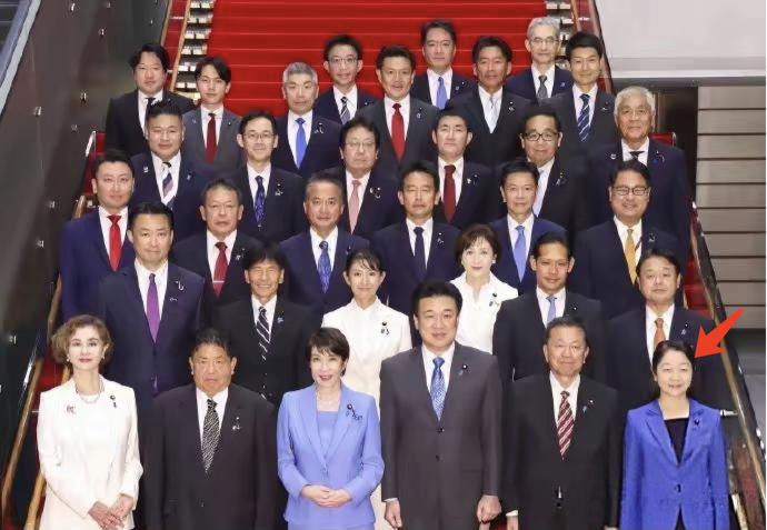 日本太魔幻了！一个东京银座的妈妈桑，竟然堂而皇之的入职新内阁，担任财务大臣政务官