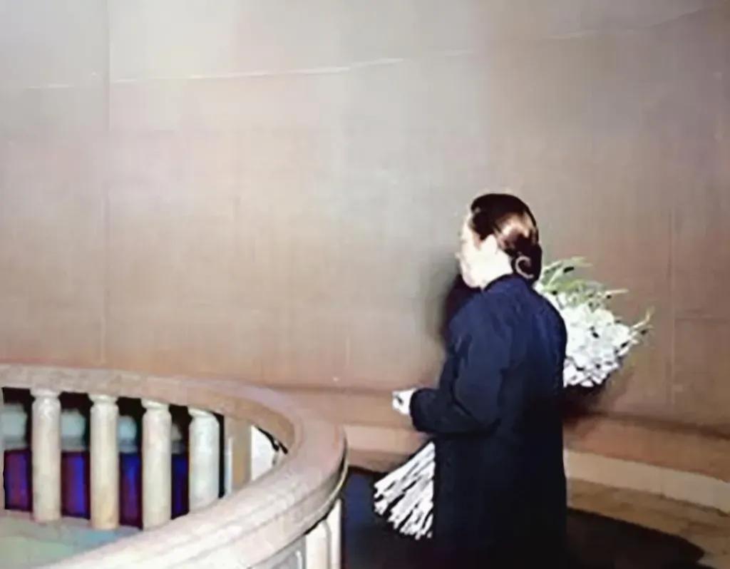 这是唯一的一张宋庆龄拜谒中山陵的照片，孙夫人多次谒陵，由于她比较低调，几乎没留下