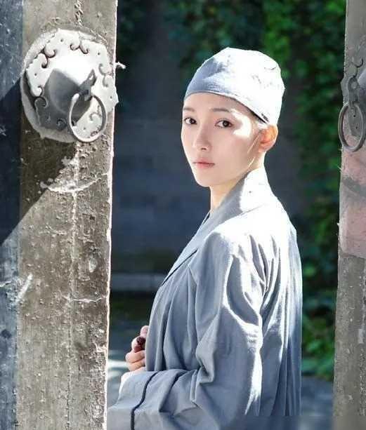 乾隆五十五年，一尼姑向纪晓岚求对联，结果他张口就对尼姑说“一笔直通；两扇敞开”，