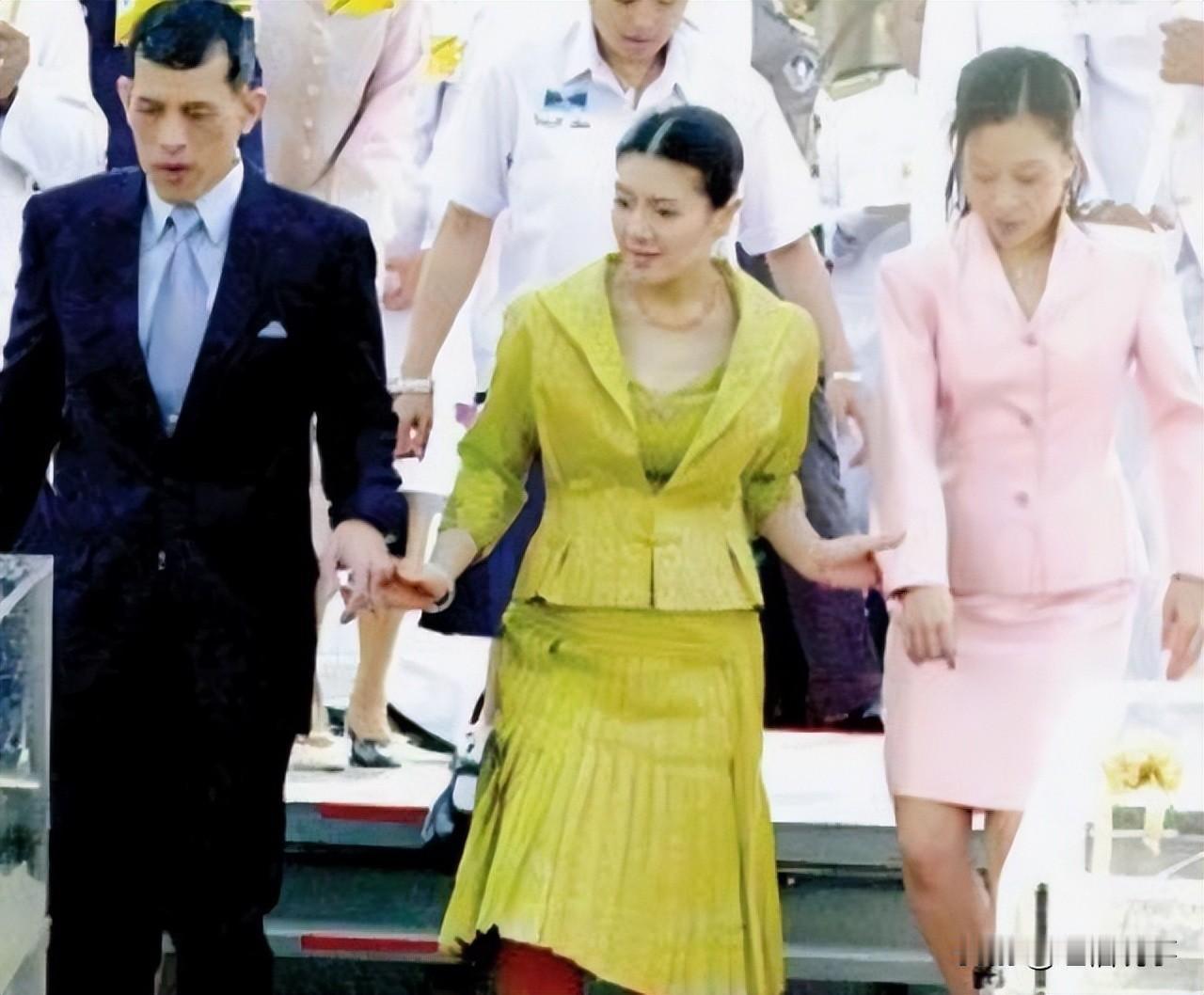 西拉米一手牵泰王，一手牵长公主，贤妻良母的她，当年继母当得很称职。她真的很美，随