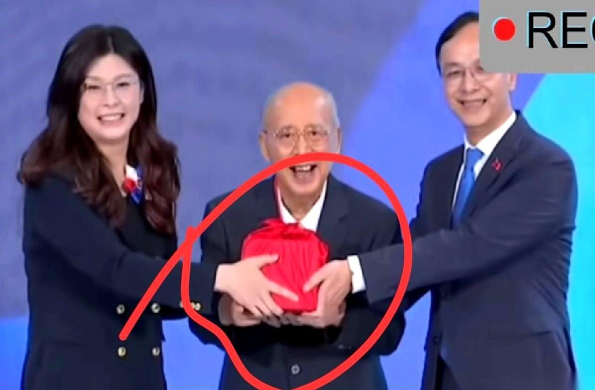 那方红印章盖下去的时候，我心里咯噔一下。说真的，一瞬间以为自己在看古装剧。竖