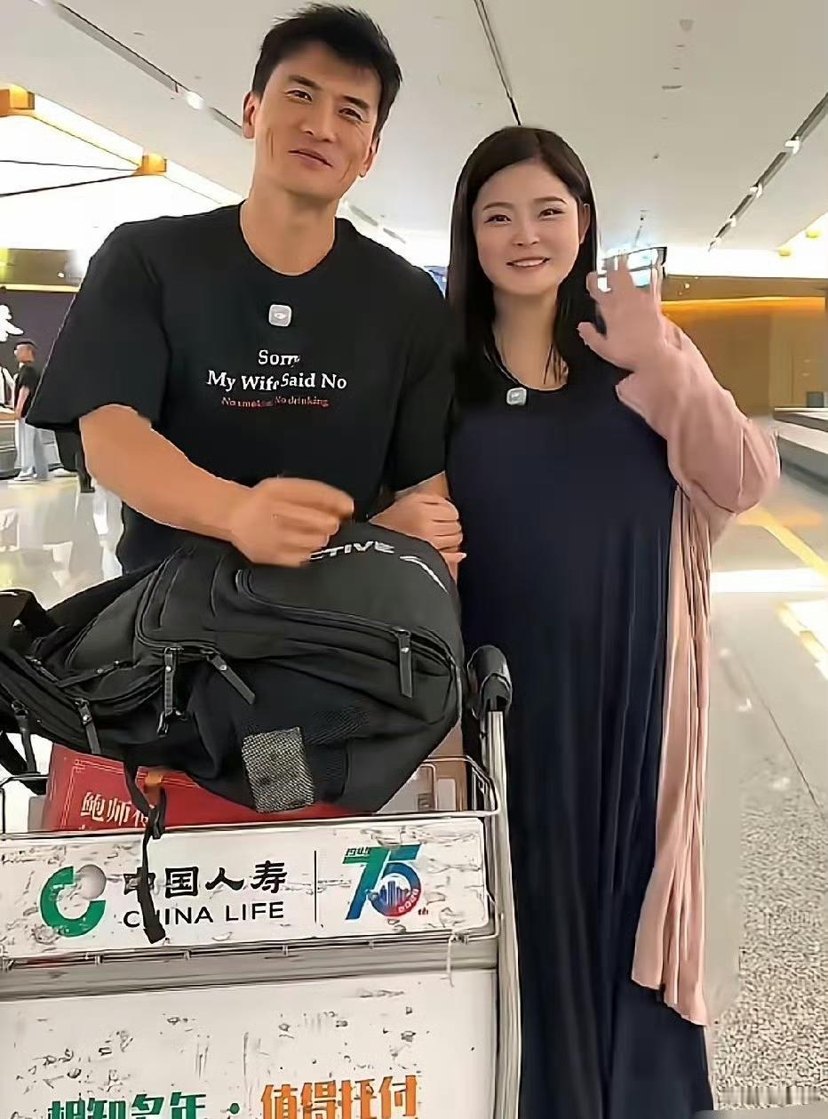 赫子铭带着现任妻子现身机场，两人手挽手的状态隔着老远都能感觉到松弛的甜，女方一脸