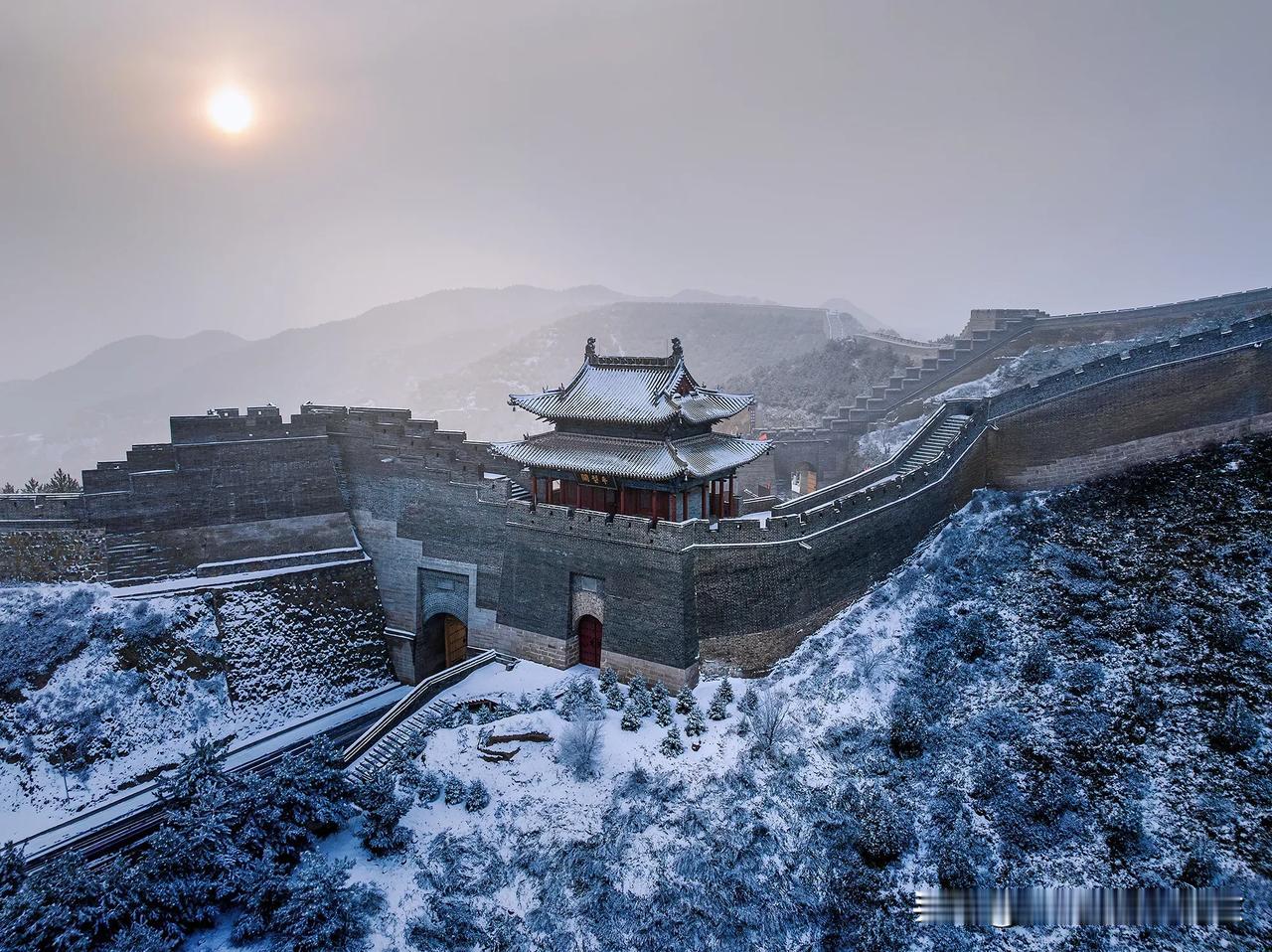 登山西平型关赏雪景云雾[吐舌头眯眼睛笑]