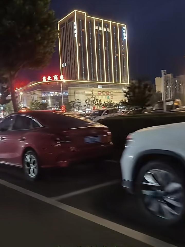 不愧是好朋友A：昨天晚上停电了，我用手机的手电筒找手机，找了一晚上。B着急：
