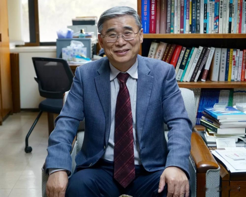 韩国老特务头子被一脚踹出门去……据韩国大报《东亚日报》早前报道，韩国执政党“共