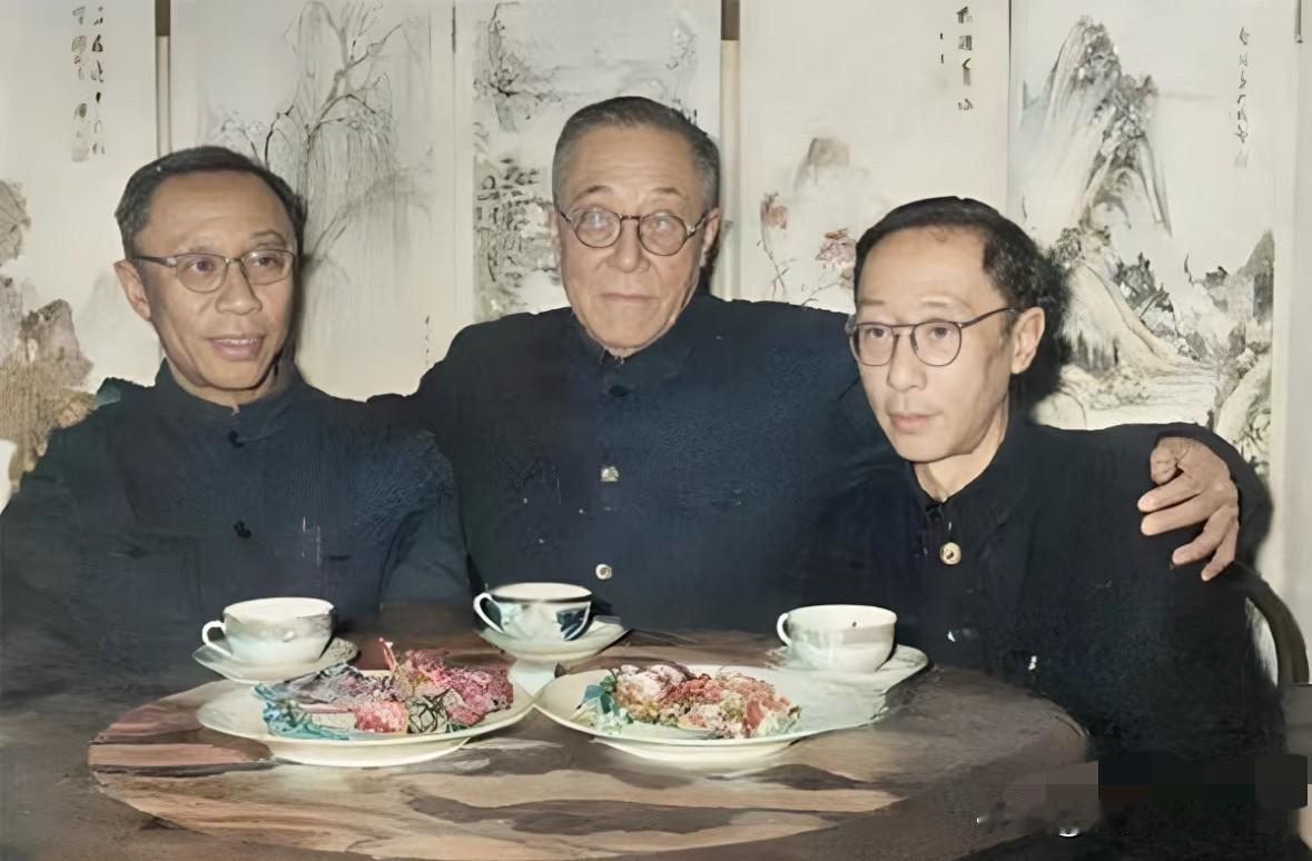 60年代初，“末代皇叔”载涛搂着两个侄儿溥仪和溥杰的合影照片，对于三人来说，各自