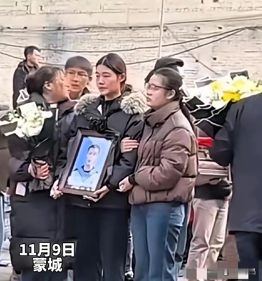 刷到谢丛欣烈士的消息，盯着手机屏幕半天没缓过神。25岁啊，正是人生刚要开花的年纪