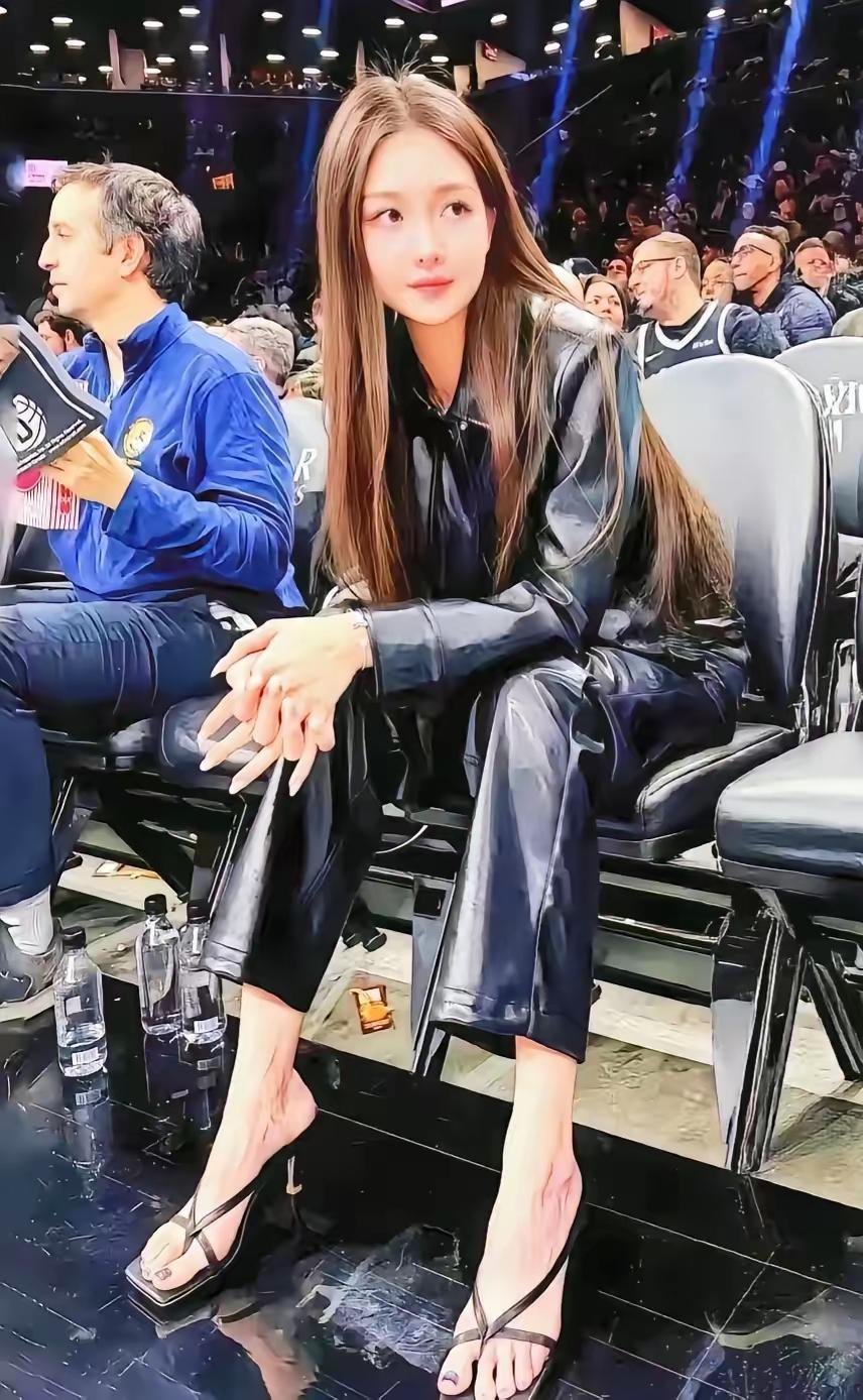 如果不是这双大脚，也是妥妥的美女，但是这双大脚在哪里一放，瞬间就感觉降了一个档次