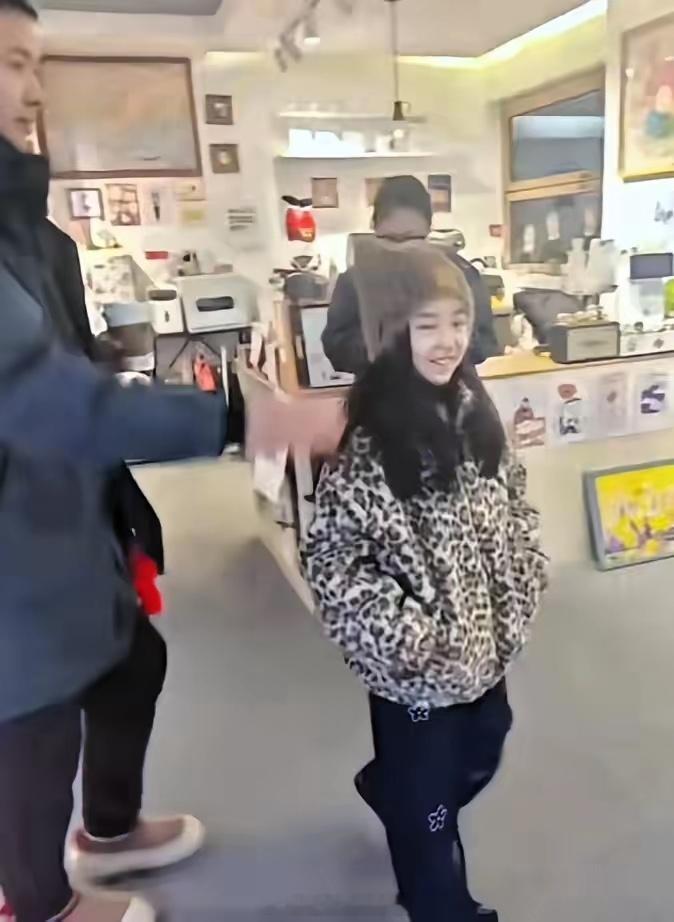 有网友在天津偶遇高云翔和小酒窝，小酒窝放假找爸爸去了！现在高云翔基本就定居天津了