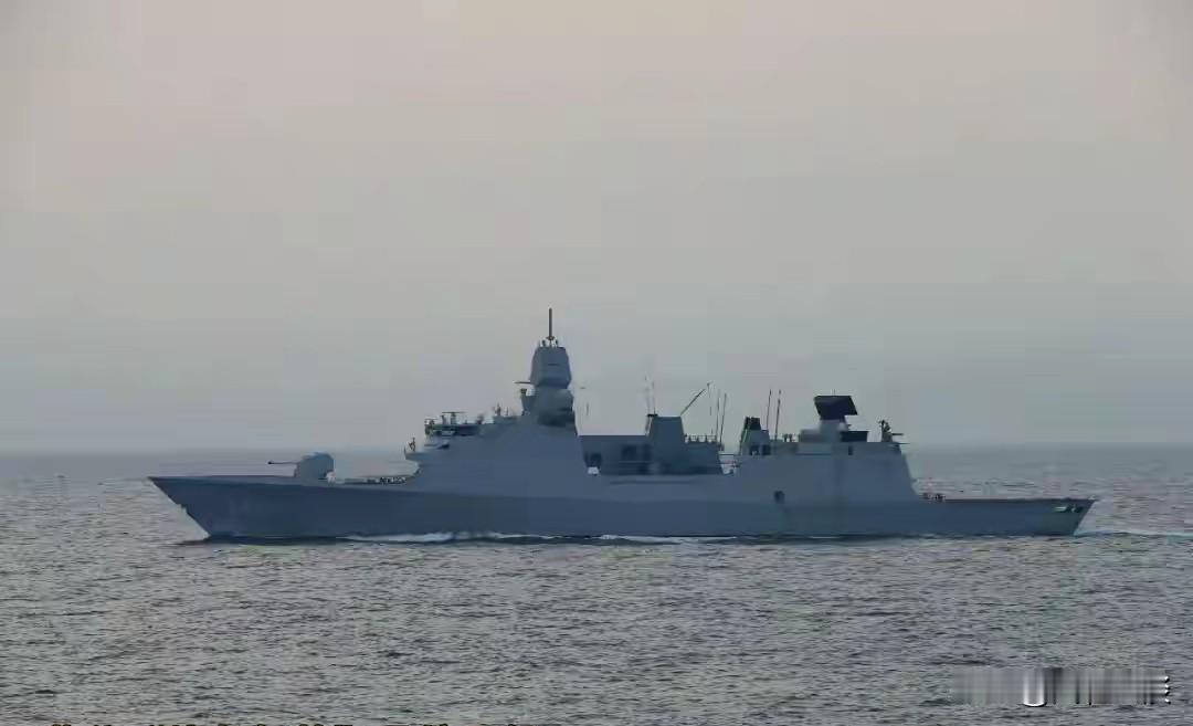 荷舰接连挑衅我国海空，东部战区全程监控戒备来源：东部战区荷兰德鲁伊特号护