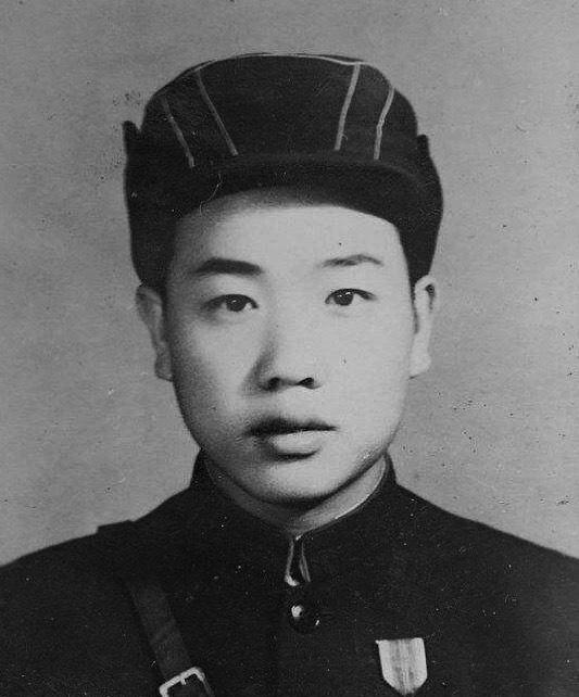1950年，一个志愿军排长无视上级阻击美军的命令，弃守高地，放走美军坦克，没料想