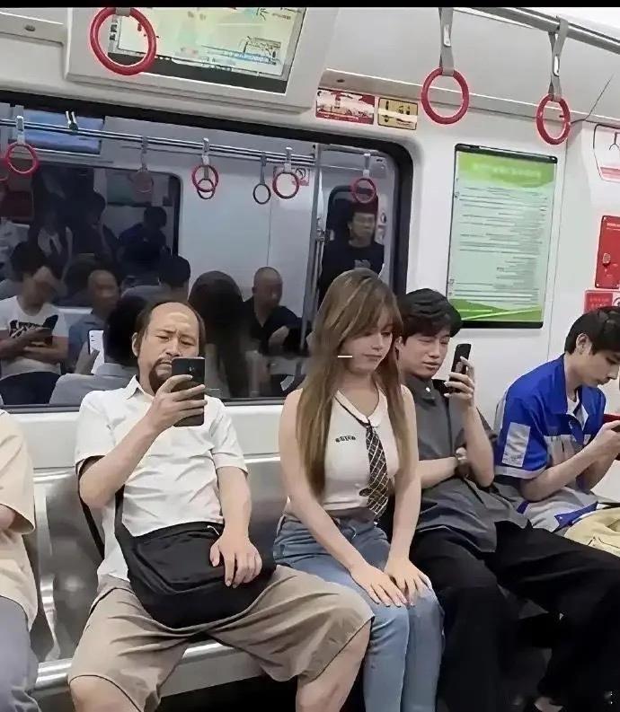 地铁这一幕真的太有意思了！姑娘本来被大爷一直盯着看，心里很不舒服，干脆直接目不转