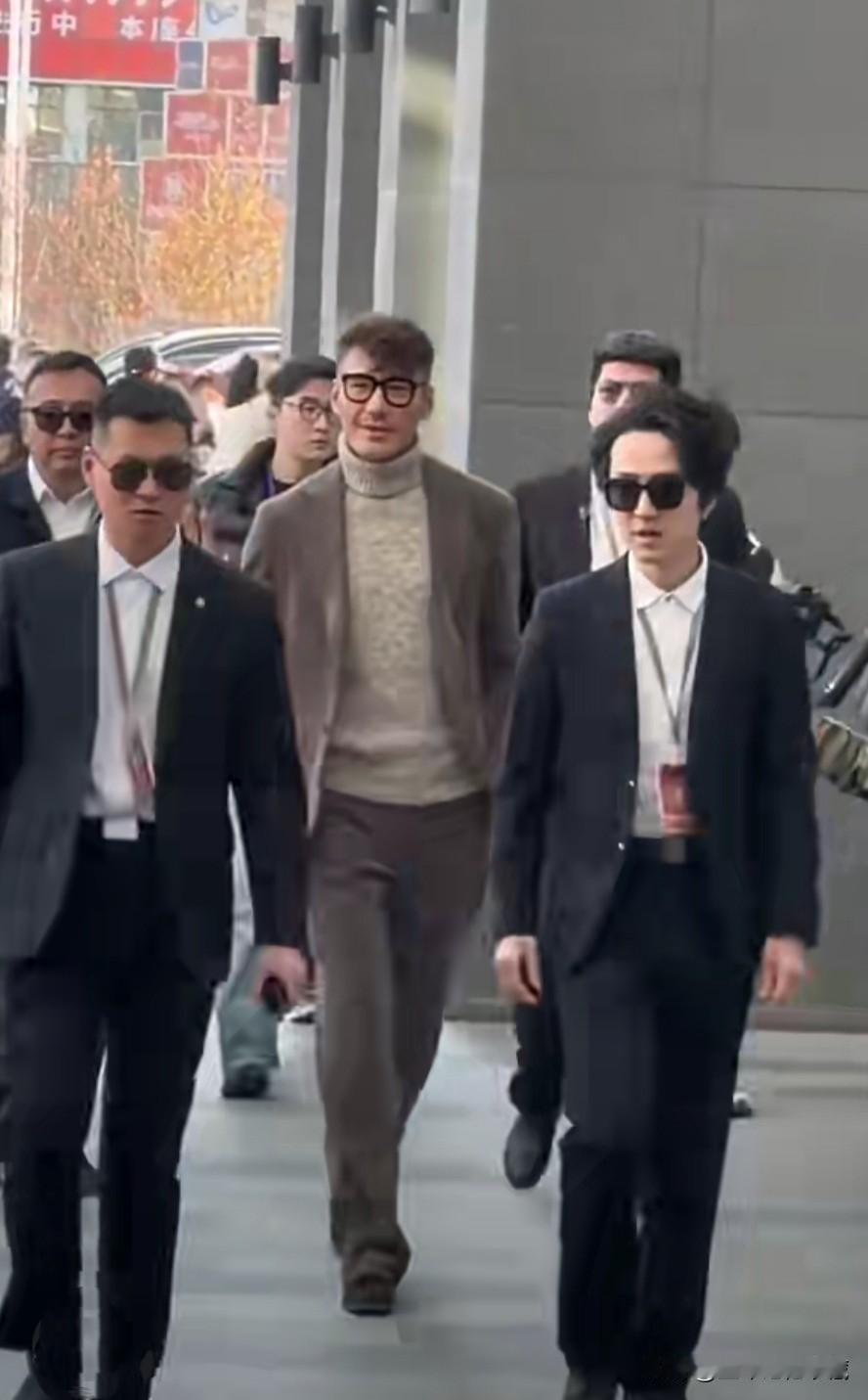 胡军在山西晋城出席活动，紧身小西装，高领毛衣，卷曲微黄的头发，帅气有型，举手投足