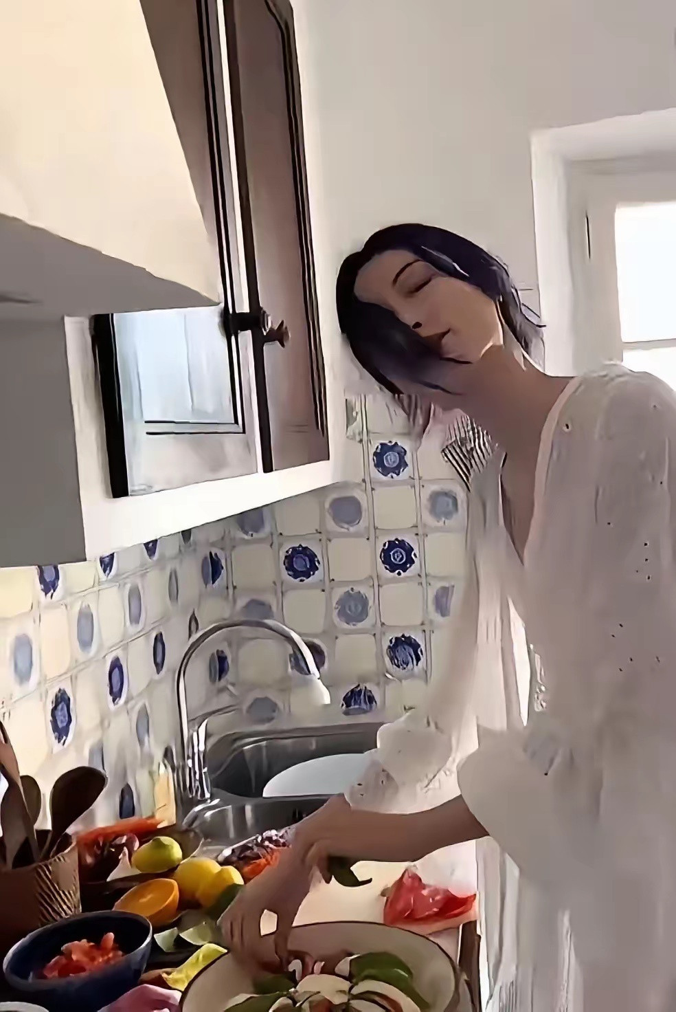 何穗当妈后状态棒生活美，她亲自切菜，就是下厨穿个大袖子碍事、留龙须刘海有点晃眼啊