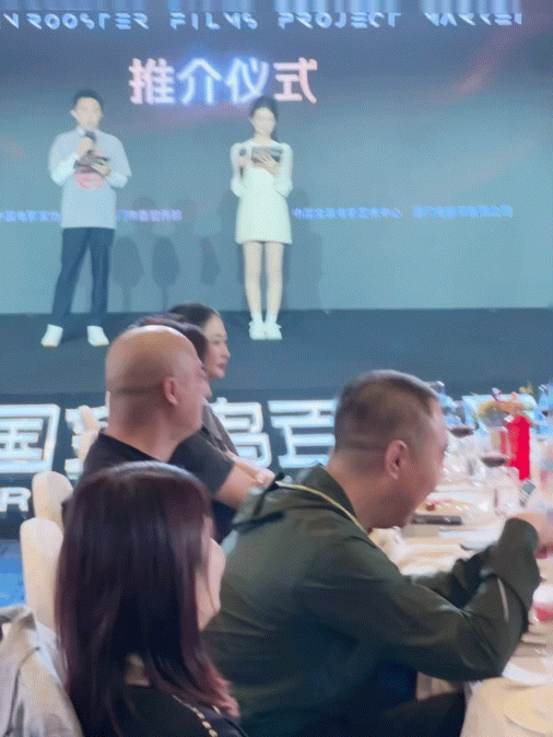 不得不说王珞丹的气质真的绝了！一件简单的素毛衣，被她穿出了高级感和贵气，这种由内