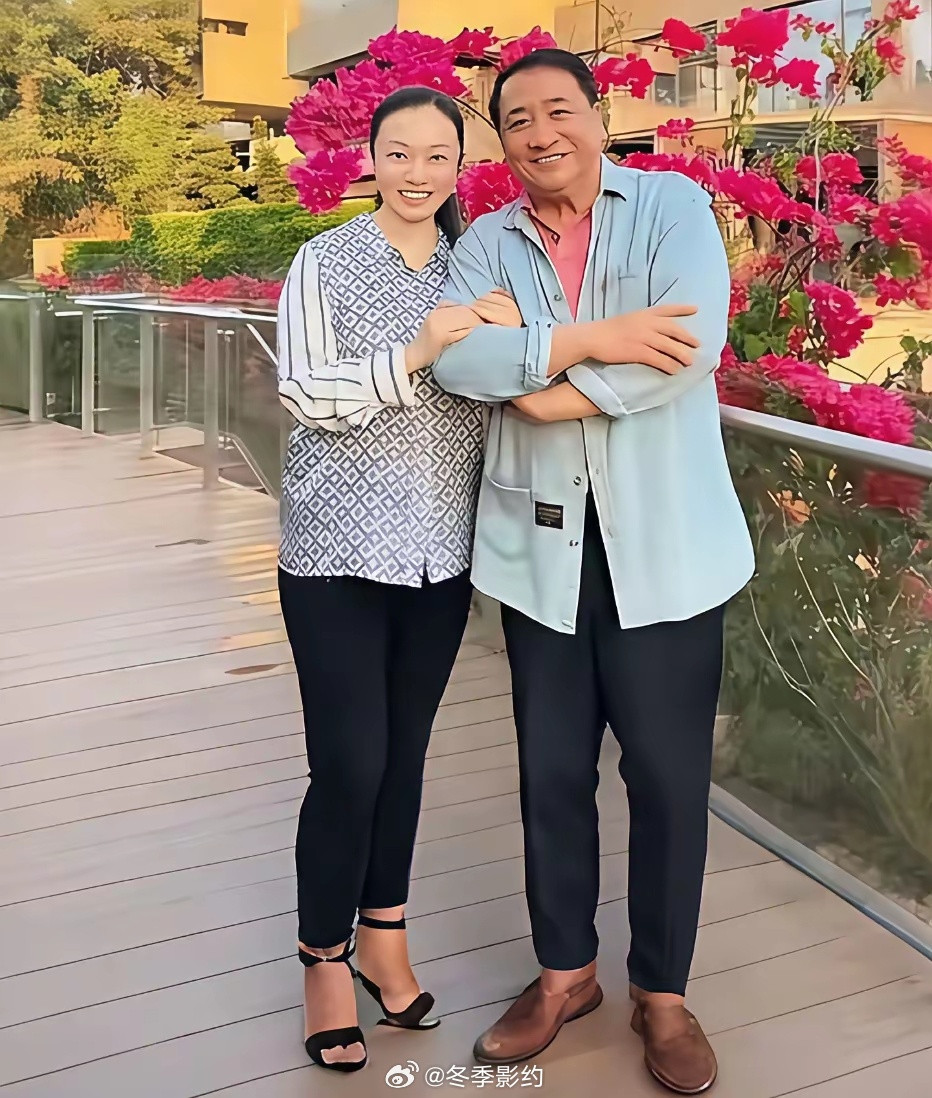姜昆与46岁女儿姜珊在豪宅前的一张留影。确实很温馨！
