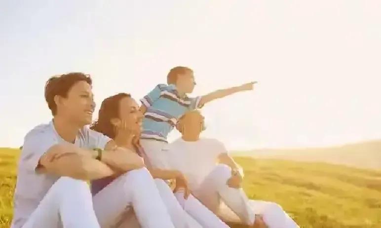 五十多岁的贺C老婆去外地带孙子，他一个人在家憋得慌，开始约阿姨吃夜宵，还网购小药