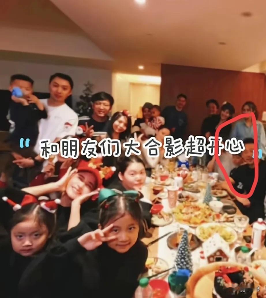 马筱梅晒圣诞节大合照！原来，小箖箖坐在汪小菲和马筱梅中间啊！马筱梅真的太用心