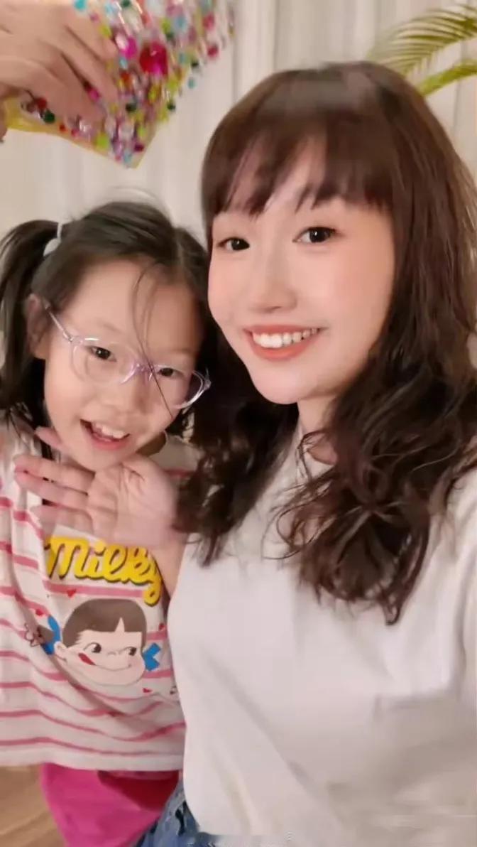 李行亮父女：基因的奇妙复制近日，李行亮与女儿的合照在网络上引发热议，网友纷纷