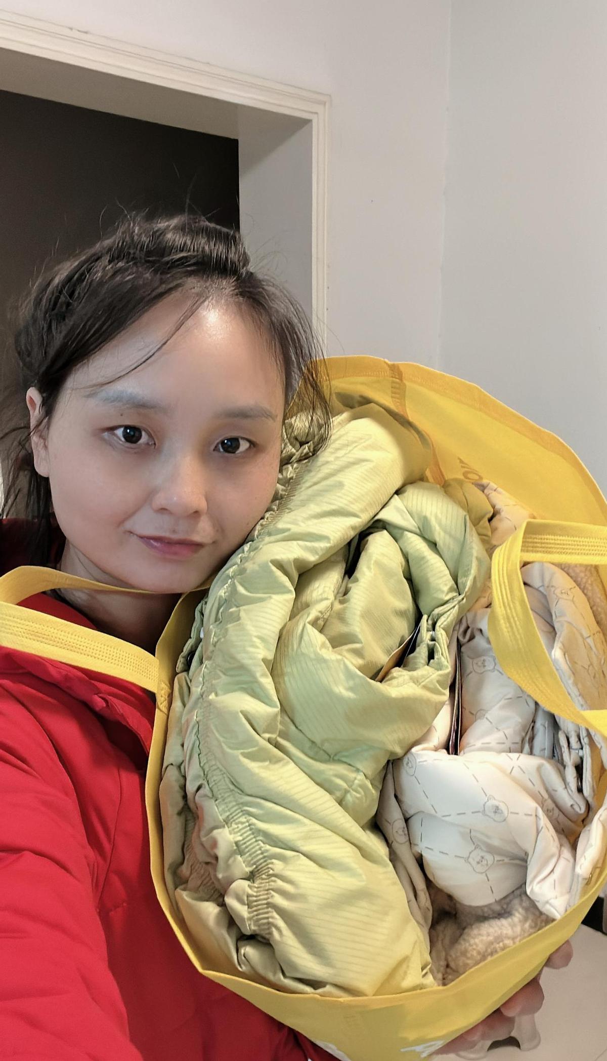 当妈的衣橱永远空着，孩子的衣柜却堆到天花板。羽绒服两百出头，挑了两件，大娃的没