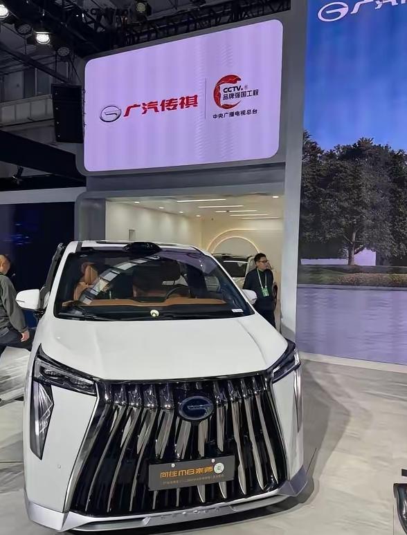 不服都不行，广汽传祺这也真是赚大了，这次广州开展除了比亚迪就属广汽的排面最大了，