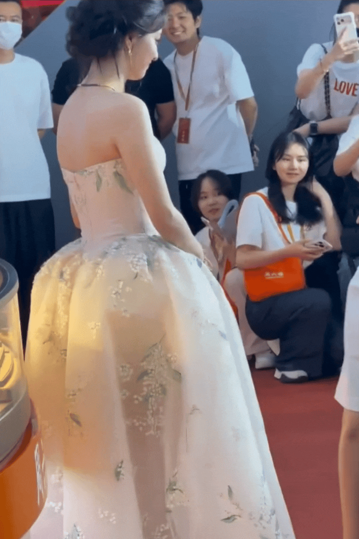王楚然与小朋友合影的时候暖心地蹲下身体，真是人美心善的大美女！