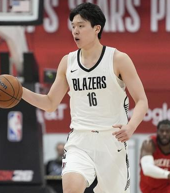 中国男篮球员杨瀚森谈自己新赛季以来的发挥不佳。他表示：联合试训和夏季联赛的时候都