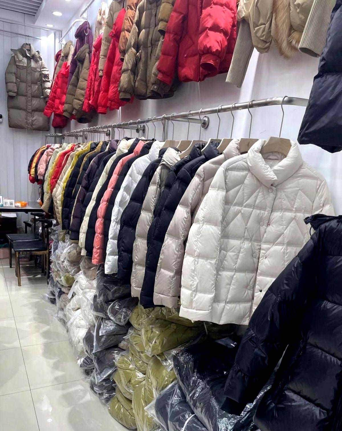 500块羽绒服真能扛三年？我替你把关热搜把300元以下羽绒服骂成筛子，波司登