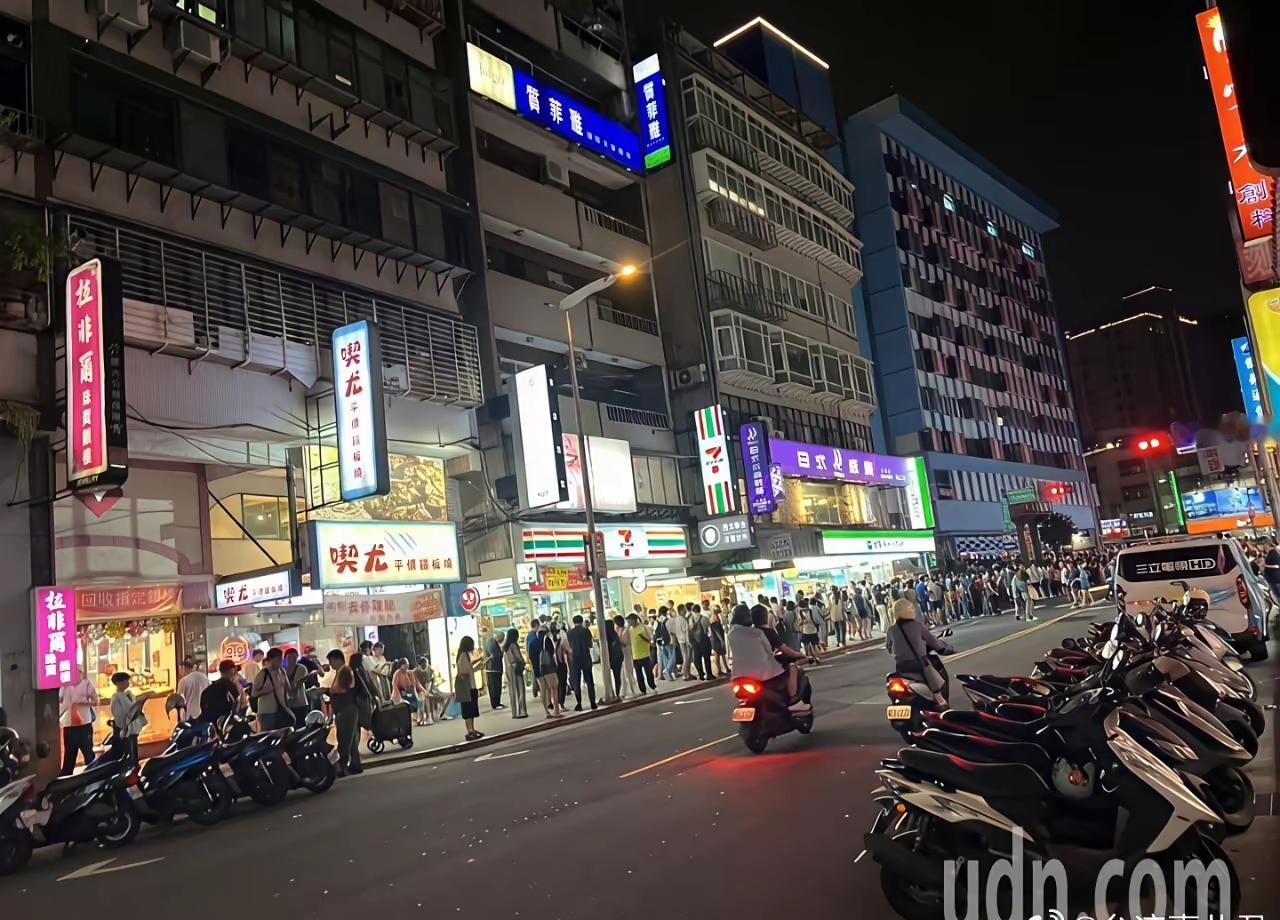 联合新闻网发的这个图，让我也搞不懂了，看起来好像围着沈伯洋的人确实不少，也就是绿